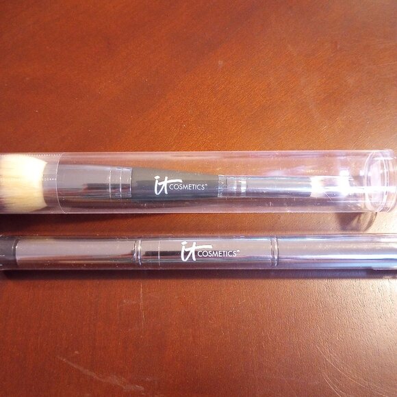 NIB/ 2 It make-up brushes - Picture 1 of 1